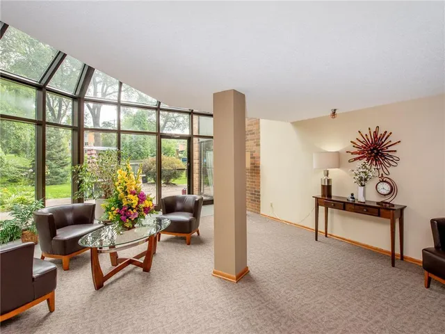 $184,900 | 10 Windsor Court, Unit 102, New Brighton, MN 55112