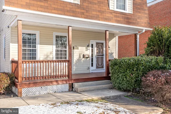 a view of a yard with a house