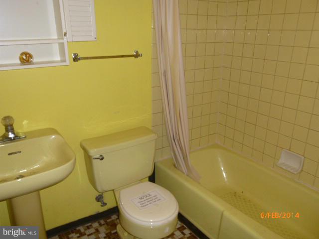 24301 Hanson Road Gaithersburg, MD 20882 - Photo 5 of 10 Bath