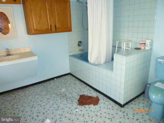 24301 Hanson Road Gaithersburg, MD 20882 - Photo 9 of 10 Bath (Master)