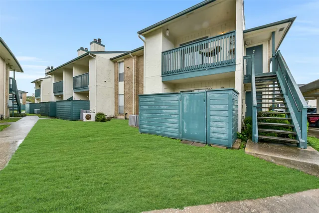 a view of a back yard of the house