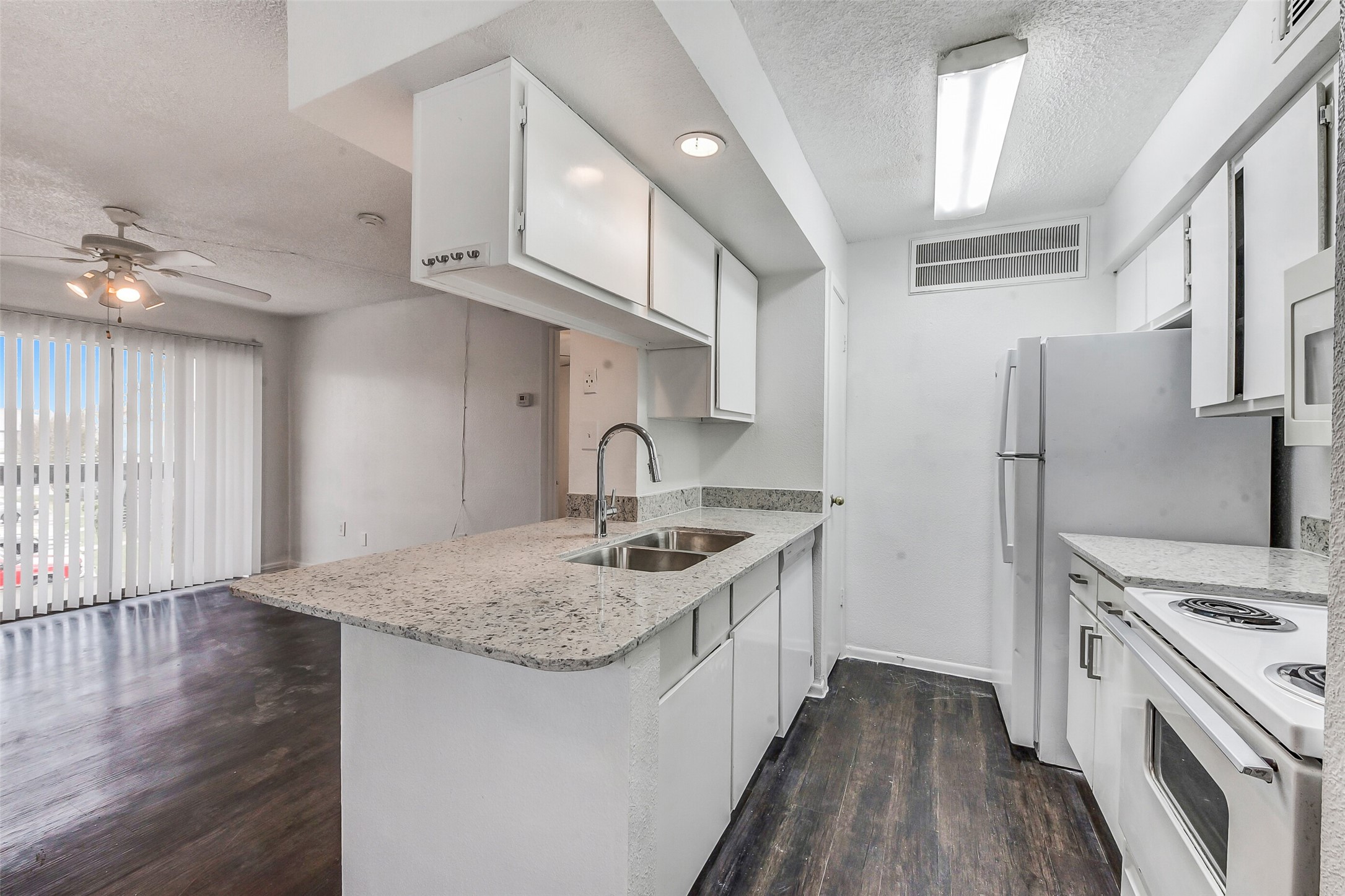 250 El Dorado Boulevard, Unit 248 Webster, TX 77598 - Photo 6 of 16 a kitchen with stainless steel appliances granite countertop a sink stove and refrigerator
