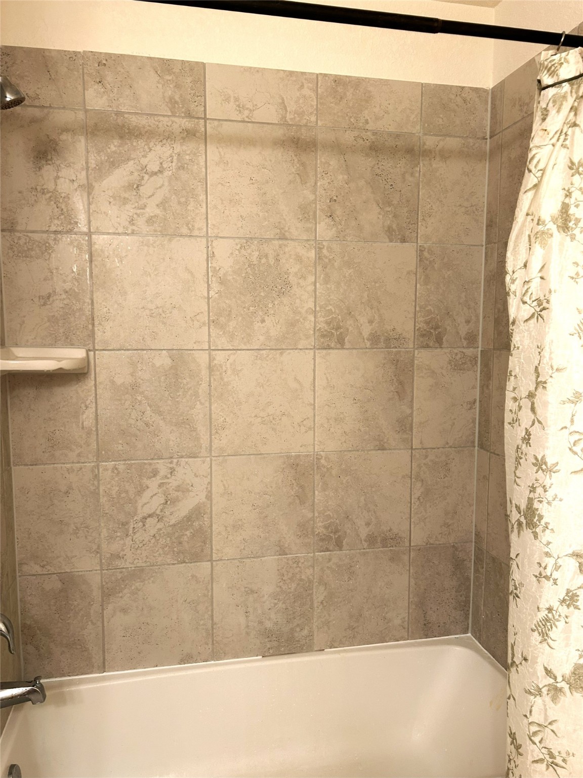 9839 Mills Field Drive Houston, TX 77070 - Photo 11 of 19 a bathroom with a bathtub