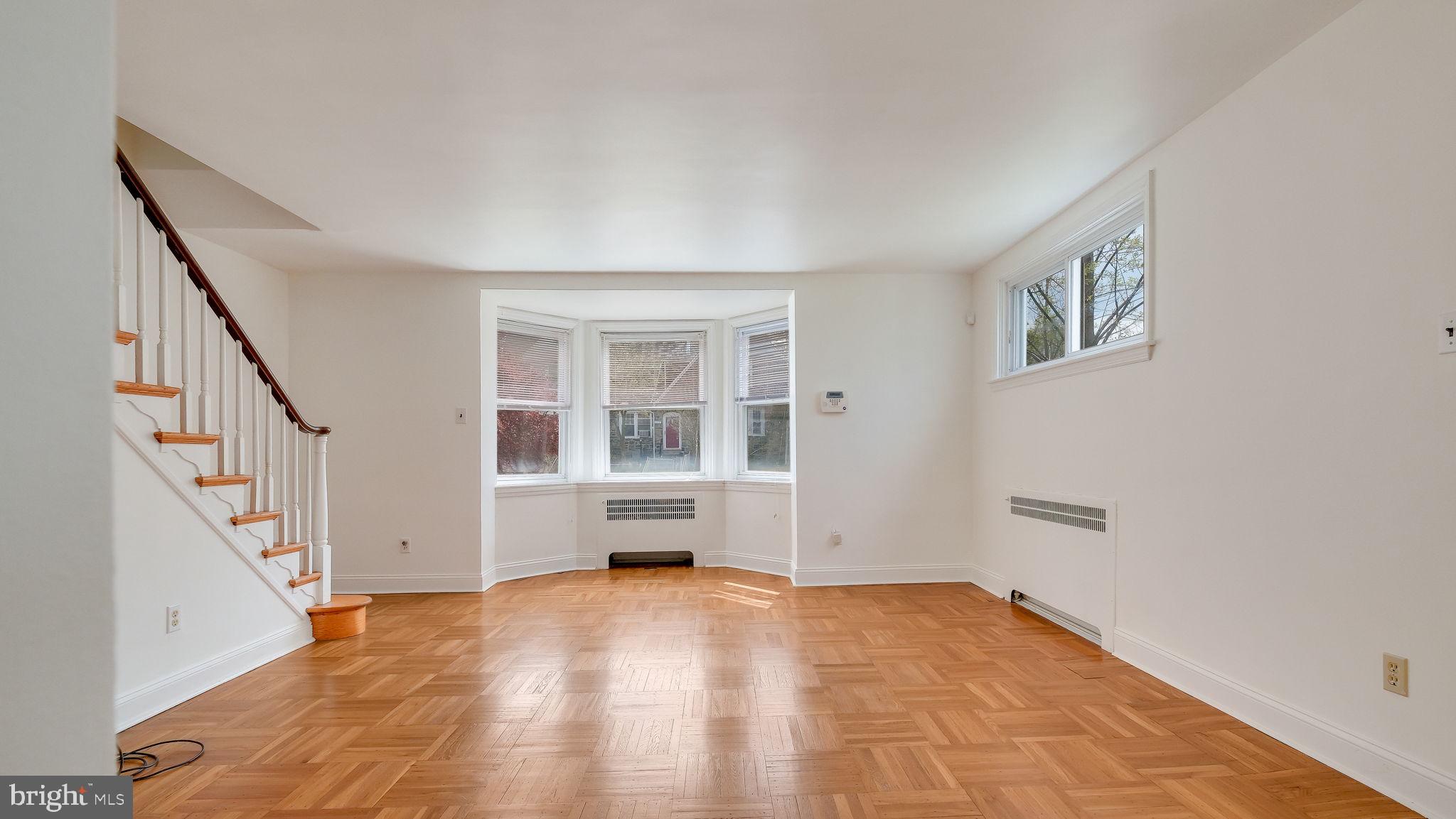 136 Academy Lane Upper Darby, PA 19082 - Photo 6 of 27 Living Room