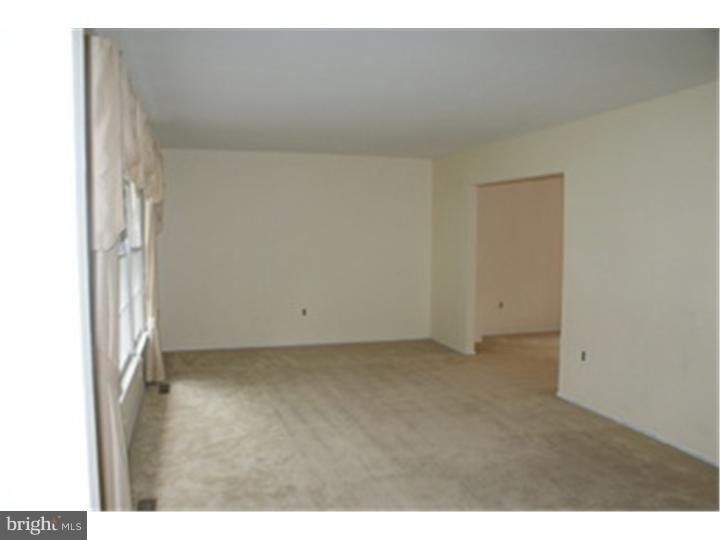 11 North Fork Road Clementon, NJ 08021 - Photo 4 of 14 Living Room