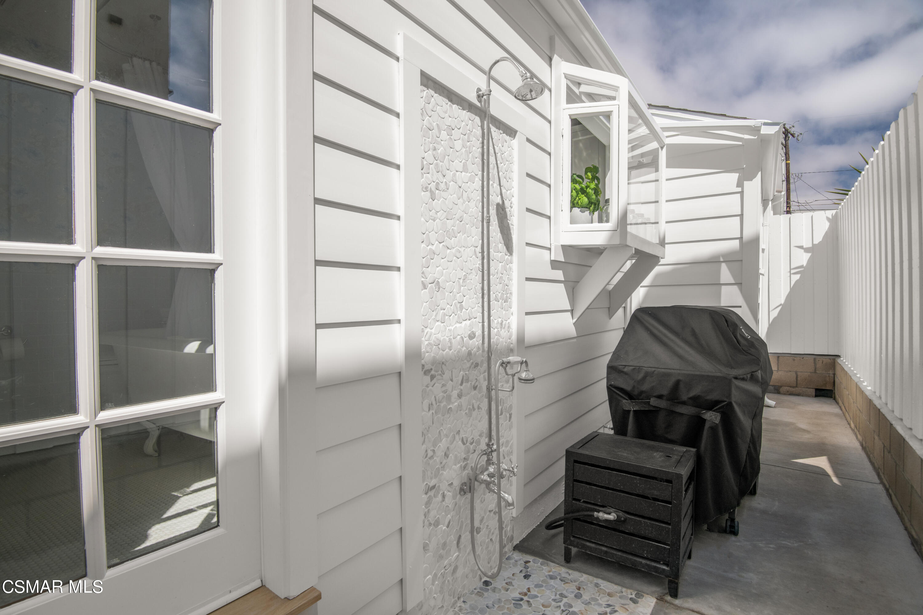 132 Santa Rosa Avenue Oxnard, CA 93035 - Photo 24 of 28 a living room with furniture