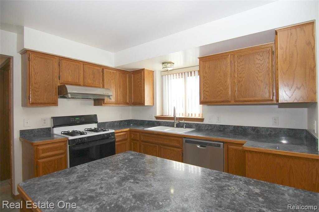 945 Maidstone Drive Rochester Hills, MI 48307 - Photo 14 of 25