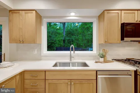 $1,600,000 | 2006 Carriage Court, Vienna, VA 22181