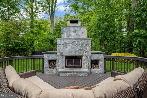 $1,600,000 | 2006 Carriage Court, Vienna, VA 22181