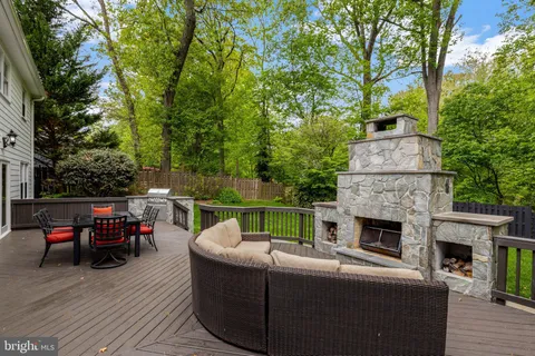 $1,600,000 | 2006 Carriage Court, Vienna, VA 22181