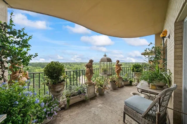 a view of a terrace with sitting area