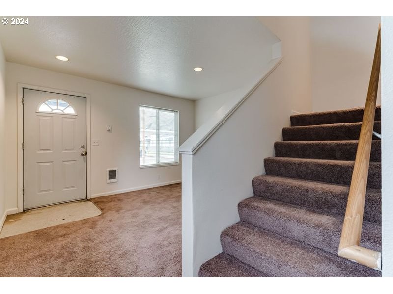 249 South 41st Place Springfield, OR 97478 - Photo 4 of 17 a view of entryway