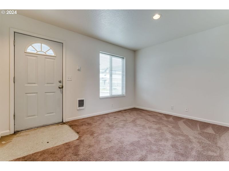 249 South 41st Place Springfield, OR 97478 - Photo 9 of 17 an empty room with windows