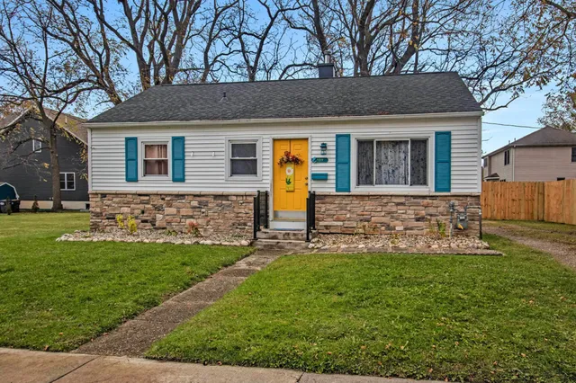 $330,000 | 809 Kalamazoo Street, South Haven, MI 49090