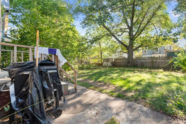 a view of a backyard