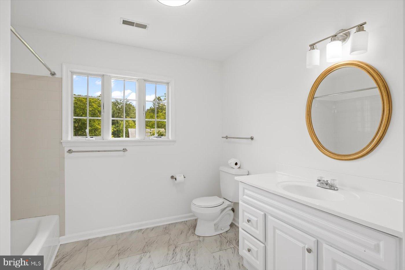 274 A Aaron Mountain Road Castleton, VA 22716 - Photo 29 of 76 Upstairs BA