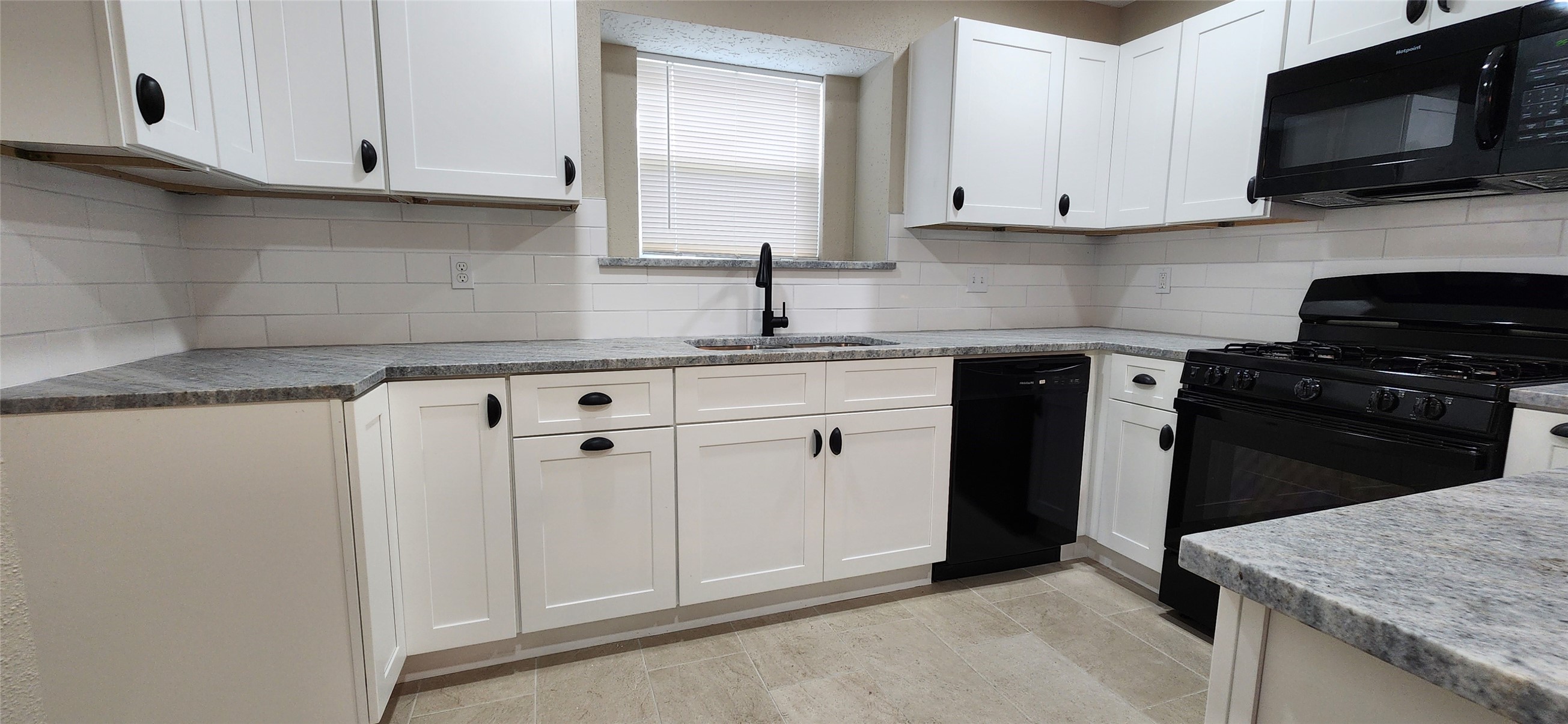 128 Lasso Street Angleton, TX 77515 - Photo 11 of 24