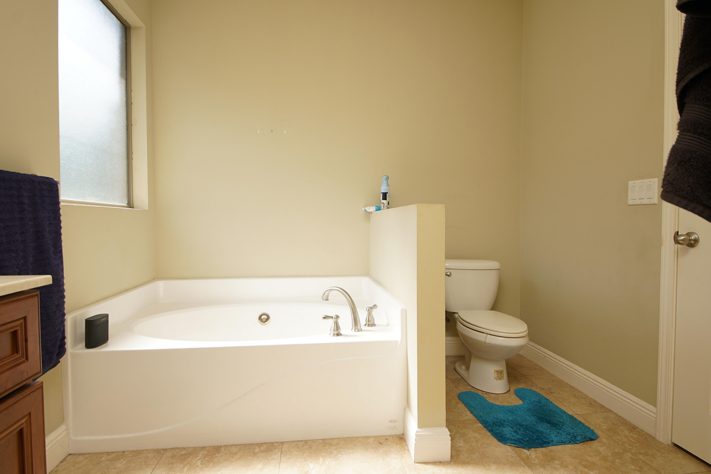 4628 Hermosa Road Crestview, FL 32539 - Photo 18 of 40 a bathroom with a bathtub and a toilet