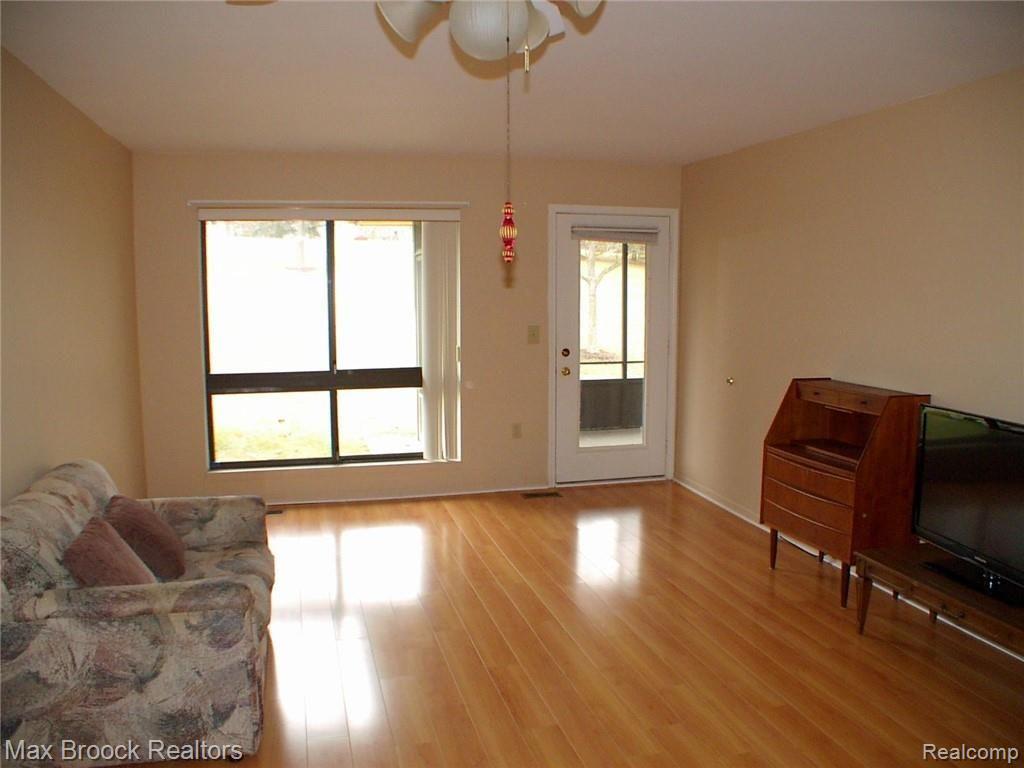 973 Wexford Way, Unit 40 Rochester Hills, MI 48307 - Photo 2 of 9