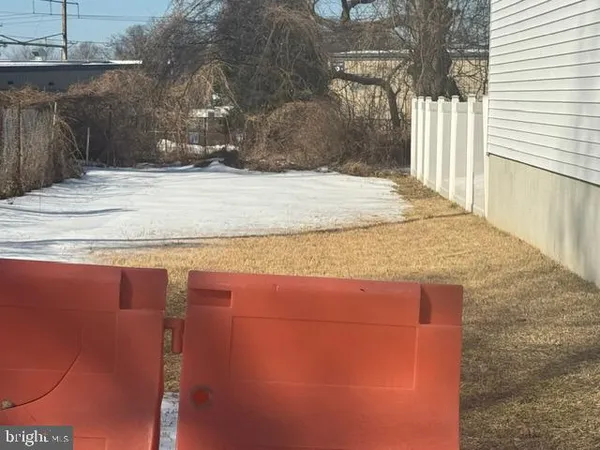 a view of backyard of the house
