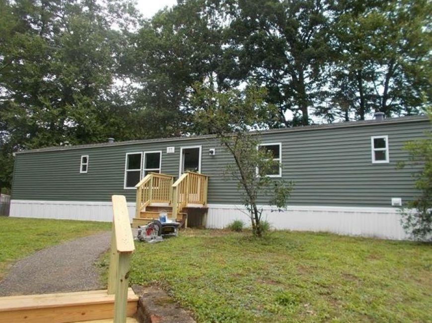 77 Royal Crst Park Rochester, NH 03867 - Photo 2 of 12