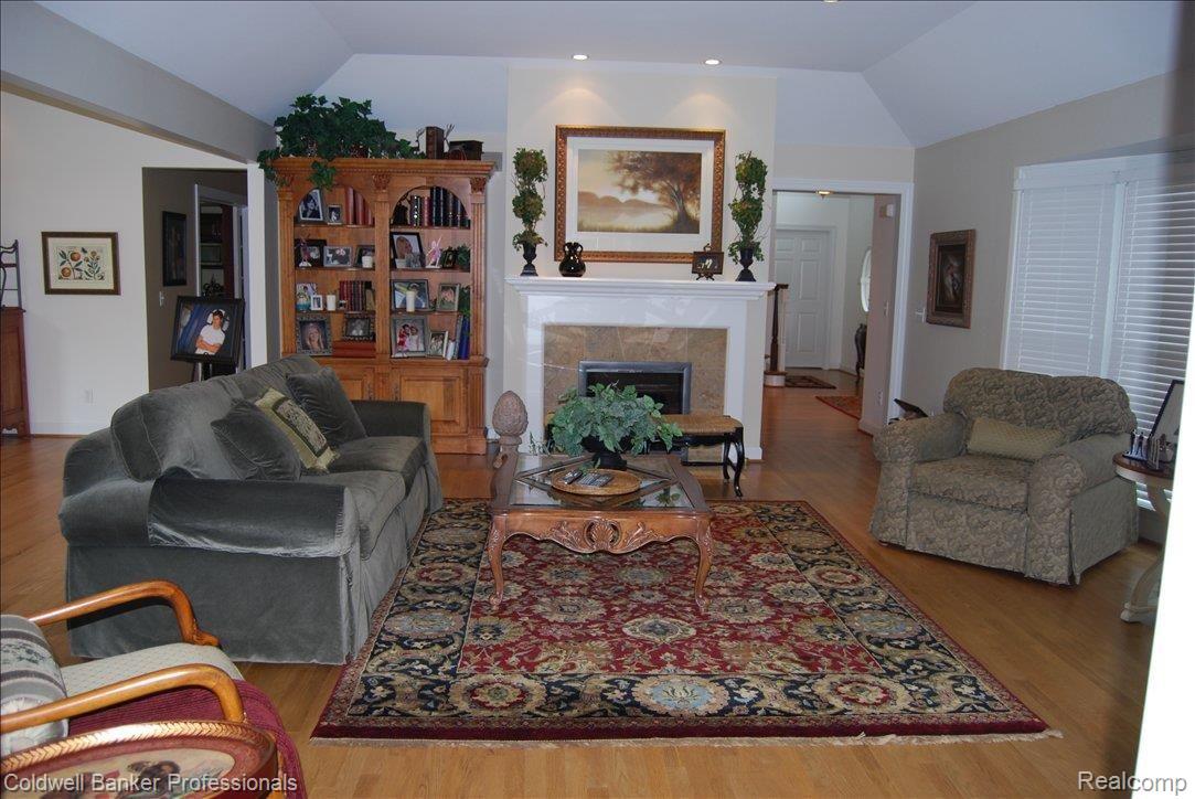 626 North Adams Road Birmingham, MI 48009 - Photo 5 of 25 LIVING ROOM