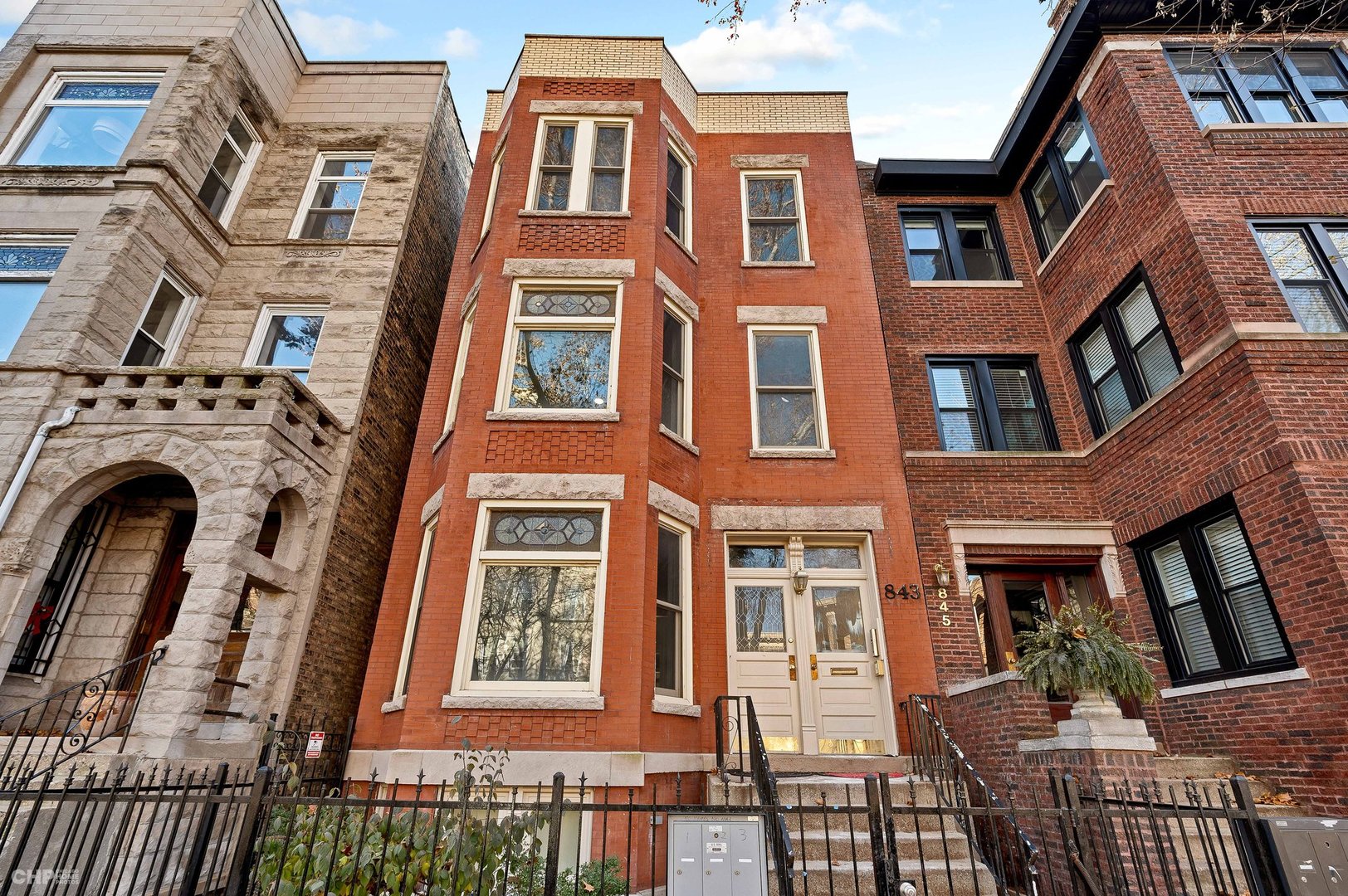 843 West Newport Avenue, Unit 2 Chicago, IL 60657 - Photo 1 of 26 front view of a building