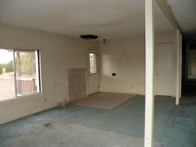 4674 Damron Valley Road Snowflake, AZ 85937 - Photo 6 of 19 an empty room with windows and closet