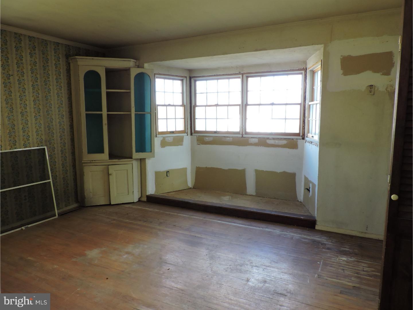 31 Linden Road Burlington, NJ 08016 - Photo 8 of 10 Master Bedroom