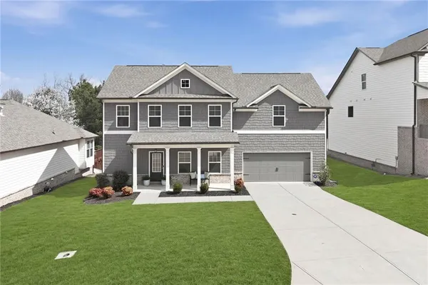 a view of a yard in front of a house