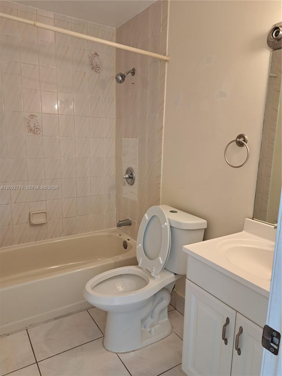 6140 Southwest 129th Place, Unit 2007 Miami, FL 33183 - Photo 19 of 21 2nd Upstairs Bathroom