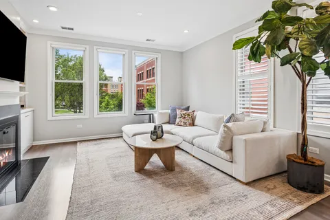 $800,000 | 1035 North Kingsbury Street, Chicago, IL 60610