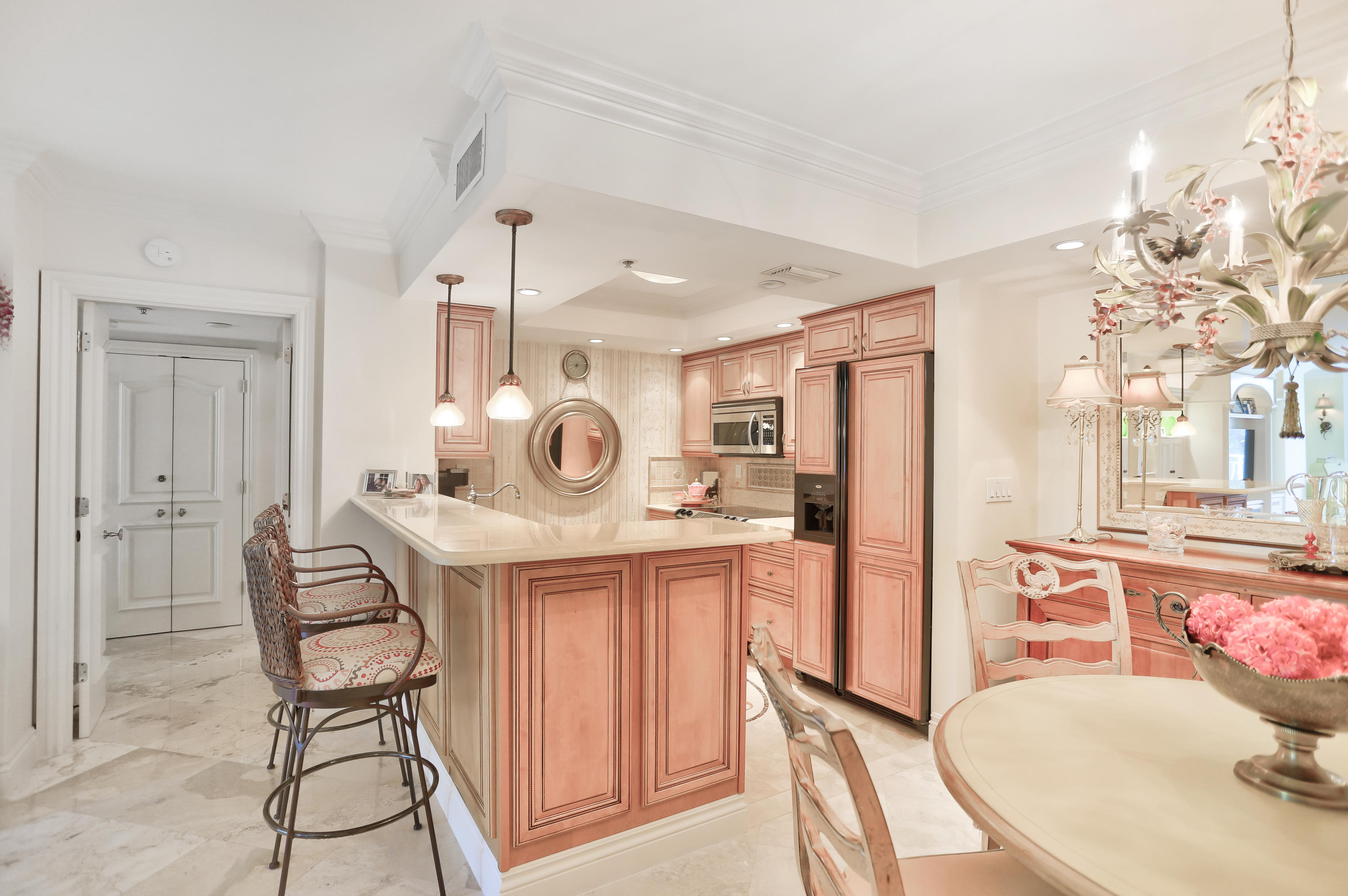 99 Southeast Mizner Boulevard, Unit 221 Boca Raton, FL 33432 - Photo 8 of 50 Kitchen Island/Bar