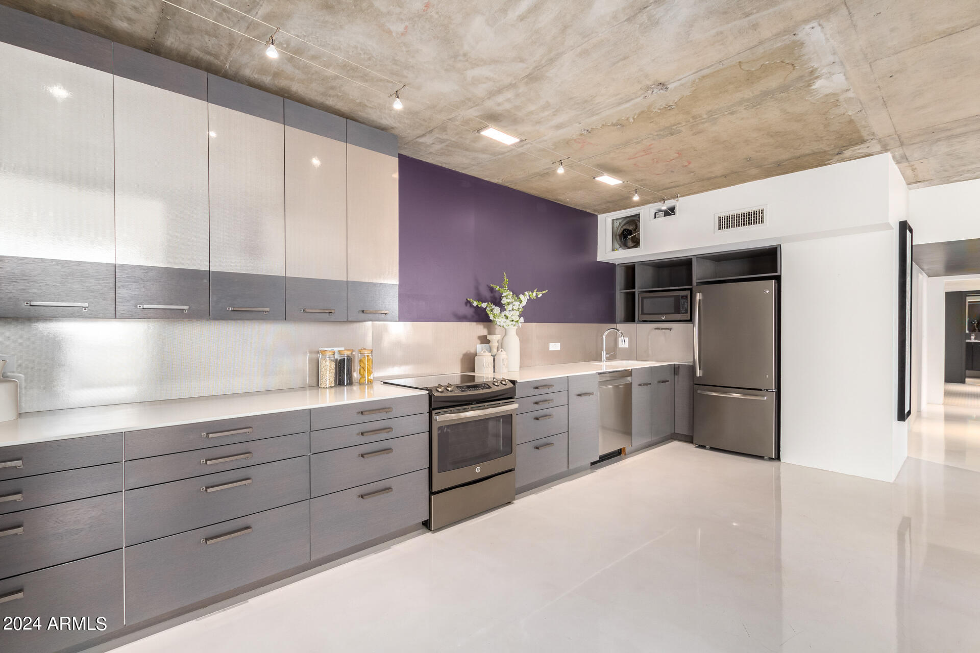 207 West Clarendon Avenue, Unit F8 Phoenix, AZ 85013 - Photo 12 of 28 0010-09 - Clarendon