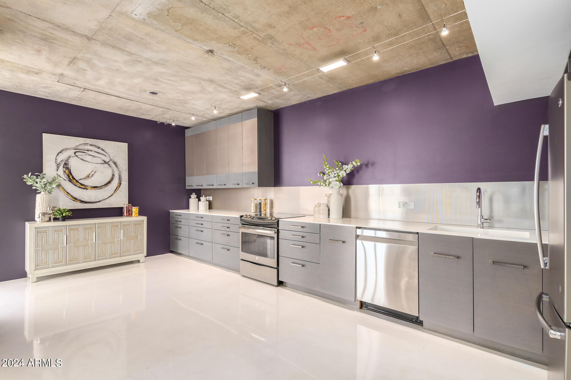 207 West Clarendon Avenue, Unit F8 Phoenix, AZ 85013 - Photo 9 of 28 0007-07 - Clarendon