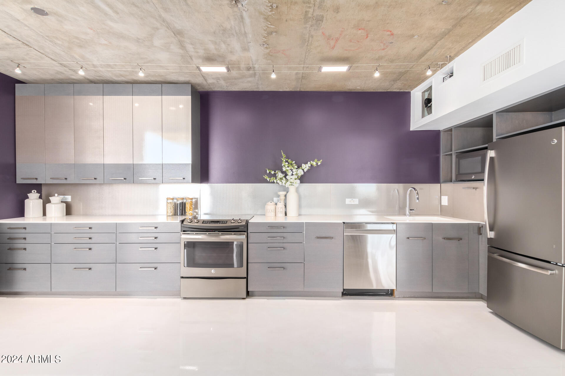 207 West Clarendon Avenue, Unit F8 Phoenix, AZ 85013 - Photo 10 of 28 0008-08 - Clarendon