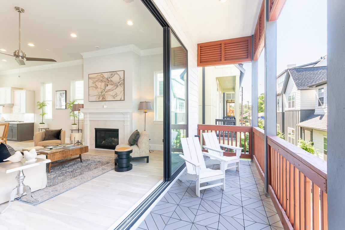 612 Delmar Street Houston, TX 77023 - Photo 2 of 19 Extend your living space outside with these 10' sliders!