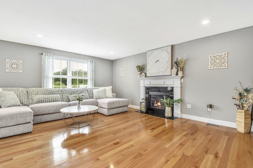 102 Parker Road Dracut, MA 01826 - Photo 10 of 35 Gallery Image 10