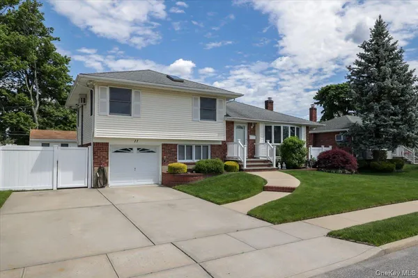 $839,000 | 11 Damin Drive, Farmingdale, NY 11735