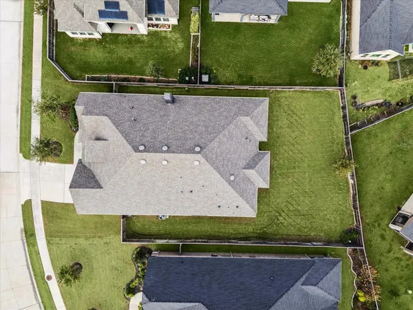 a view of an house with backyard and garden