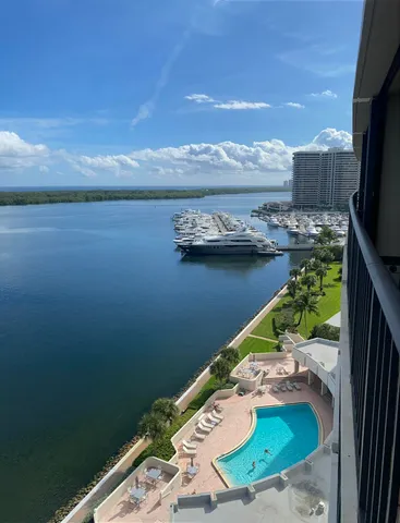 $3,500 | 130 Lakeshore Drive, Unit PH 22, North Palm Beach, FL 33408