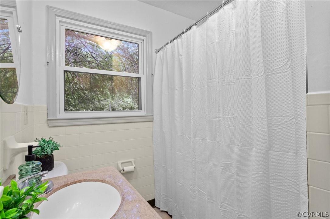 1692 Miller Lk Road Rice, VA 23966 - Photo 18 of 35 a bathroom with a toilet and a shower curtain