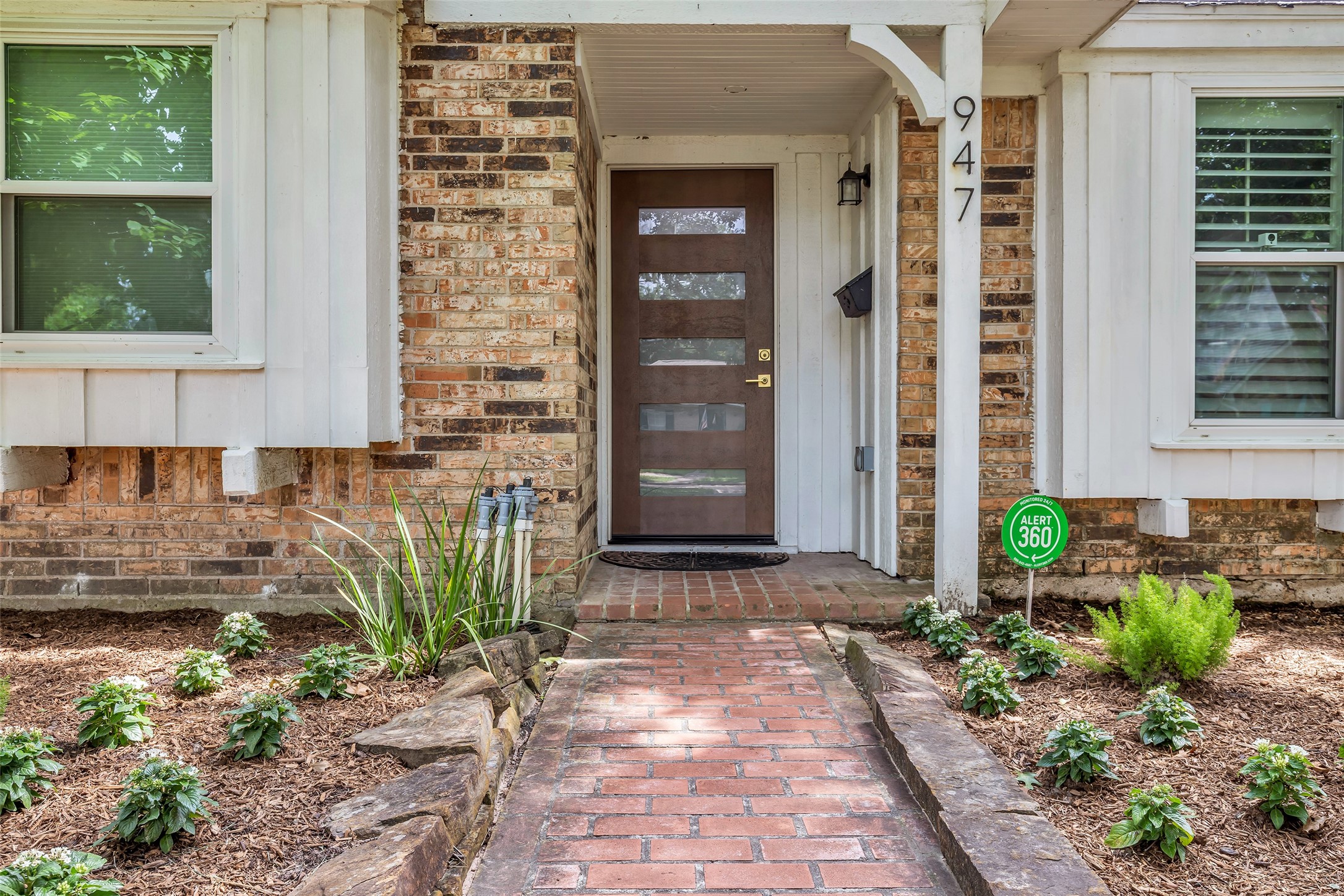 947 Thornton Road Houston, TX 77018 - Photo 4 of 34