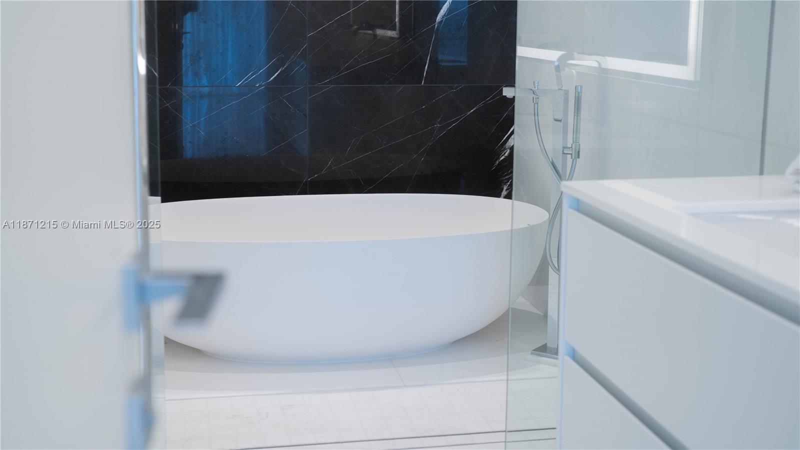 300 Biscayne Blvd Way, Unit 503C Miami, FL 33131 - Photo 27 of 64 a view of a bathtub in bathroom