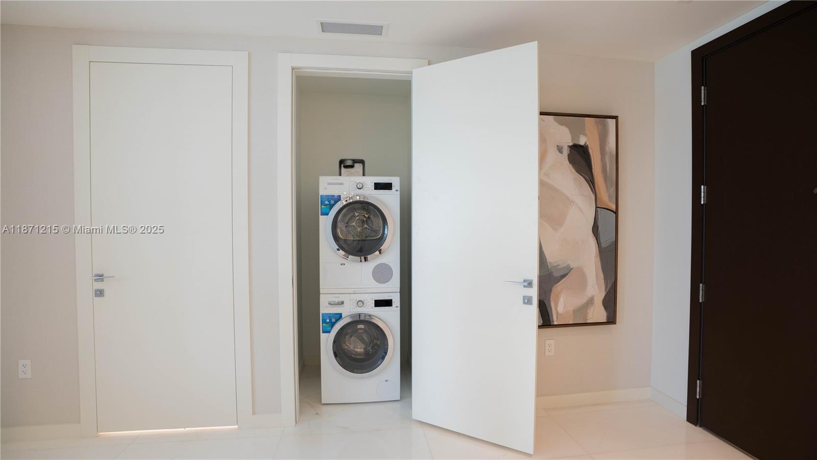 300 Biscayne Blvd Way, Unit 503C Miami, FL 33131 - Photo 39 of 64 a utility room with dryer and washer