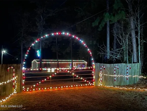 $299,000 | 401 Montgomery Road Southwest, Summit, MS 39666