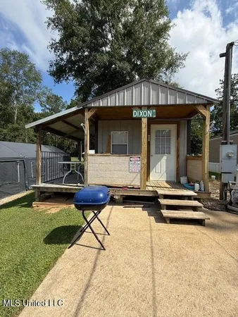 $299,000 | 401 Montgomery Road Southwest, Summit, MS 39666