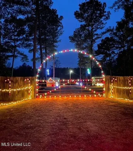 $320,000 | 401 Montgomery Road Southwest, Summit, MS 39666