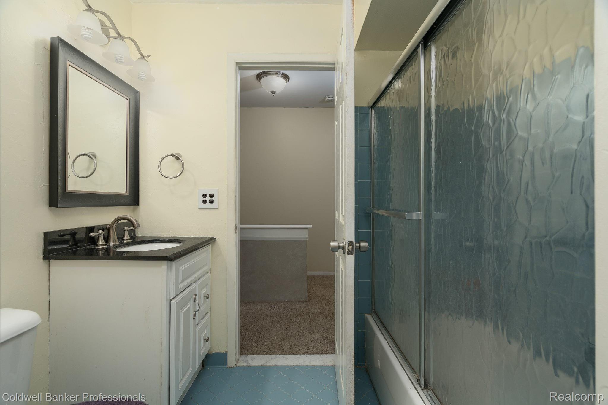615 Oakbrook West, Unit 11 Rochester, MI 48307 - Photo 16 of 27 16-web-or-mls-615-Oakbrook-West-16.jpg