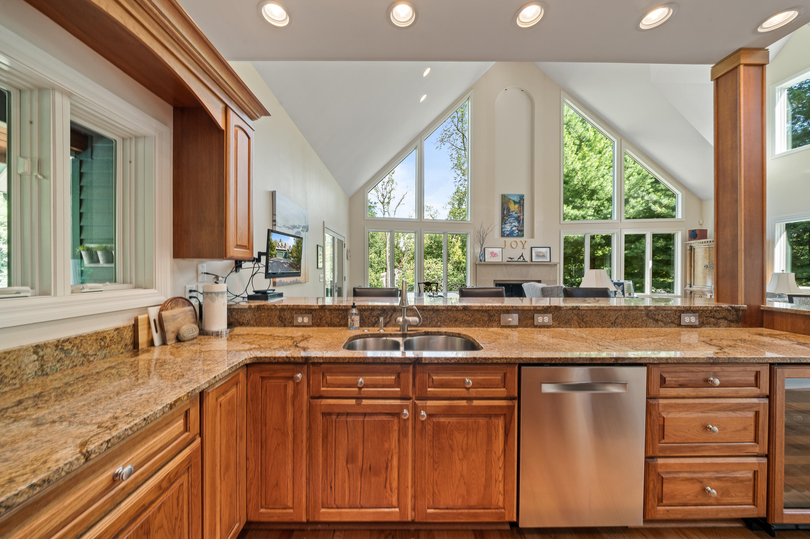 765 Brickley Court Fontana, WI 53125 - Photo 19 of 130 Kitchen